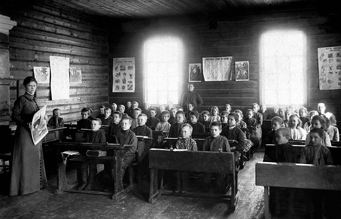 Земская школа, Челябинский уезд, урок ведет Серафима Александровна Мышкина (около 1910 года)