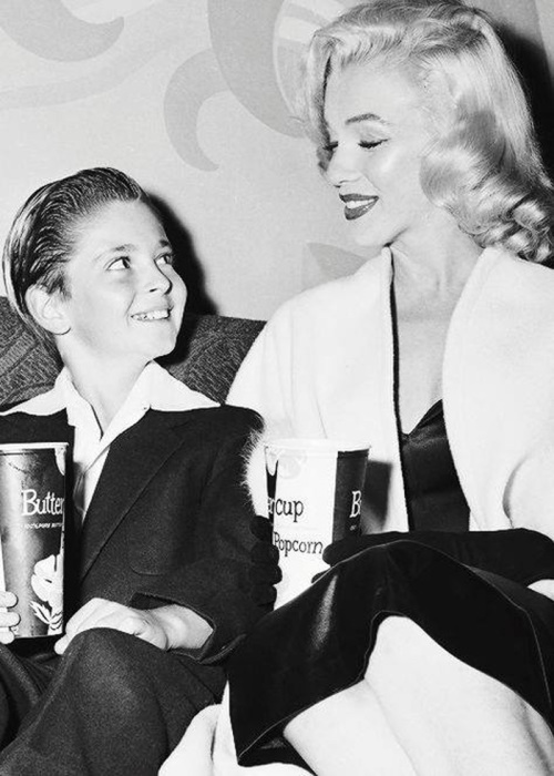 Знаменитое фото - Томми Реттиг и Мэрилин Монро в кинотеатре, 1954 год