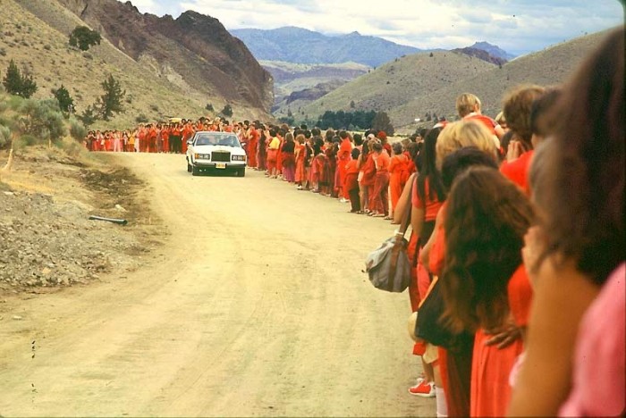 Раджнишпурам, штат Орегон. Ошо за рулём роллс-ройса едет вдоль толпы своих последователей. Лето 1982 г.