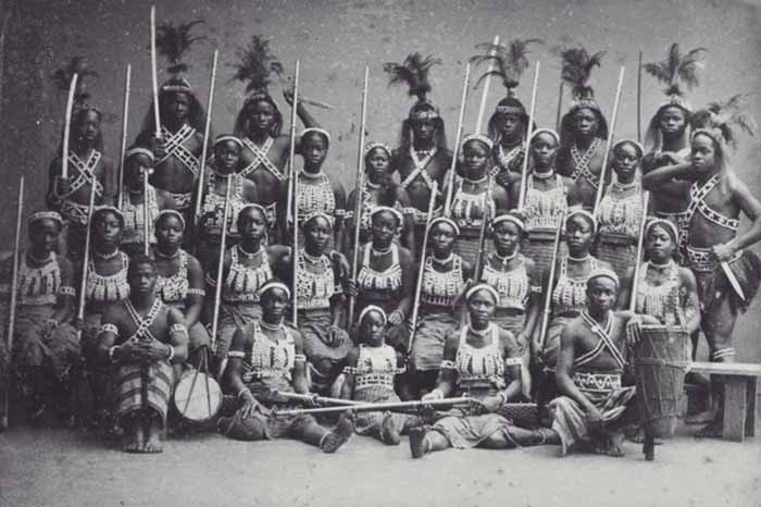 Групповой портрет африканских амазонок во время их пребывания в Париже в 1891 году, фото из коллекции Тропического музея