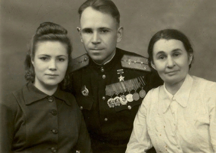 Борис Ковзан с женой и матерью