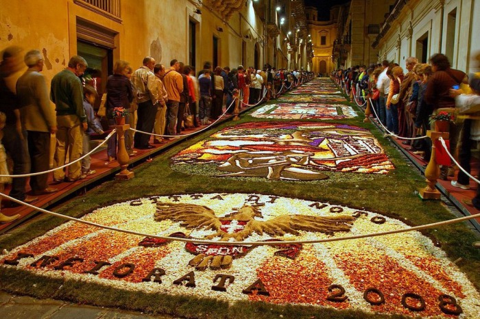 Современные фестивали в Италии полностью воспроизводят старинную технику создания рисунков из лепестков цветов