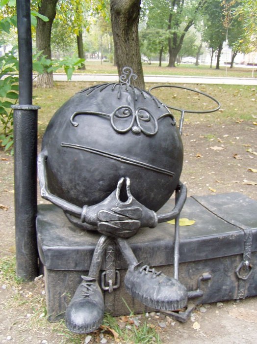 Колобок в Донецком парке кованых фигур