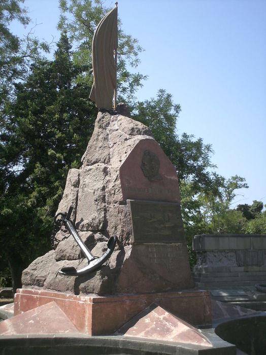 Памятник на могиле П. П. Шмидта на кладбище коммунаров в Севастополе