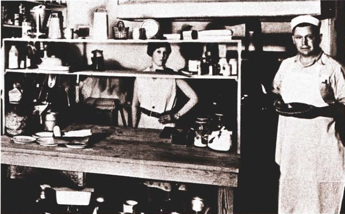 Сандерс за работой в своей закусочной в 1930-е