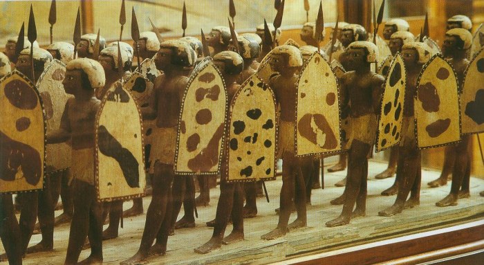 Самые древние солдатики в мире - ушебти в виде египетских воинов из гробницы Месехти, номарха Асьюта. XX в. до н. э.