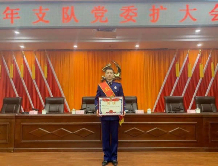 Тан очень гордится приемным сыном, который недавно получил свою первую награду за службу