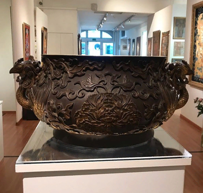 Старинную китайскую вазу использовали для хранения теннисных мячей