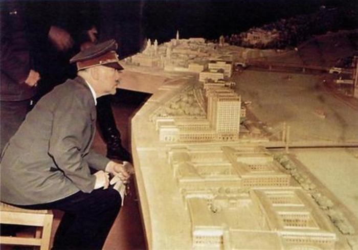 Адольф Гитлер знакомится с макетом будущего музея в Линце