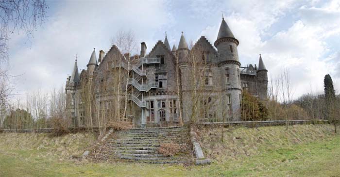 Замок Миранда (Замок Нуаз) в городе Сель, провинция Намюр, Бельгия