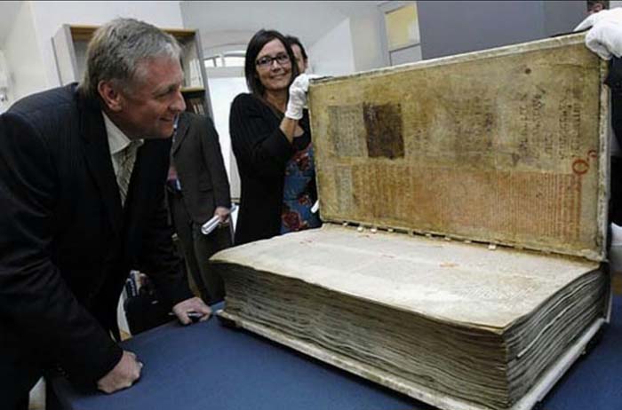 Одна из самых больших книг на свете – «Гигантский кодекс»