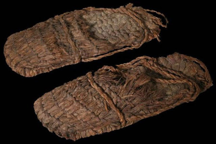 Сандалии, сплетенные из полыни, возрастом в 10 тысяч лет – самый старинный образец обуви, найденный археологами 