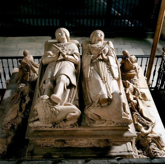 Похоронили Хуану рядом с мужем, в королевской усыпальнице в Гранаде