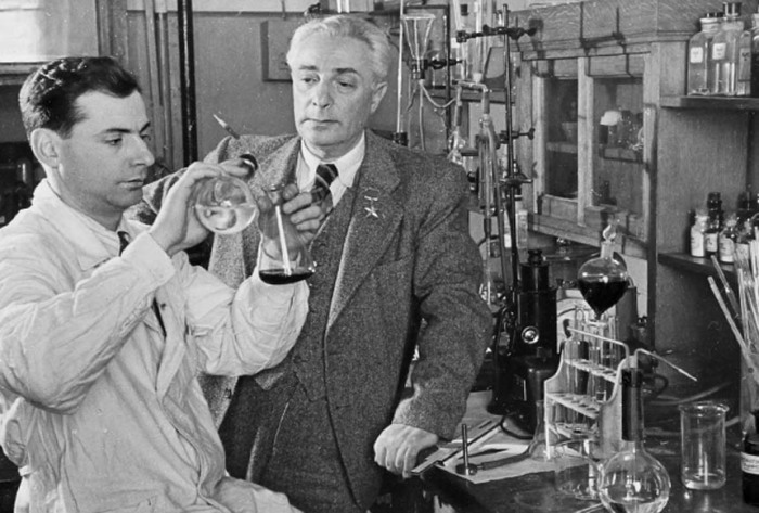 Советский биохимик академик Борис Ильич Збарский и его сын в лаборатории