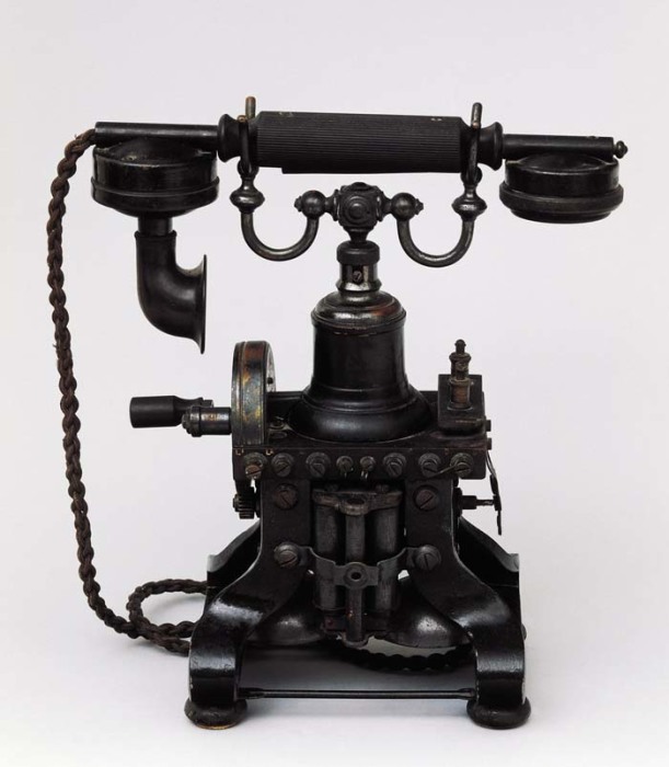 Телефон в первые годы казался людям настоящим магическим аппаратом