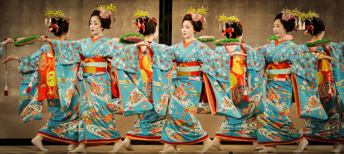 Танец майко на Мияко-одори (танцевальный фестиваль гейш Киото)