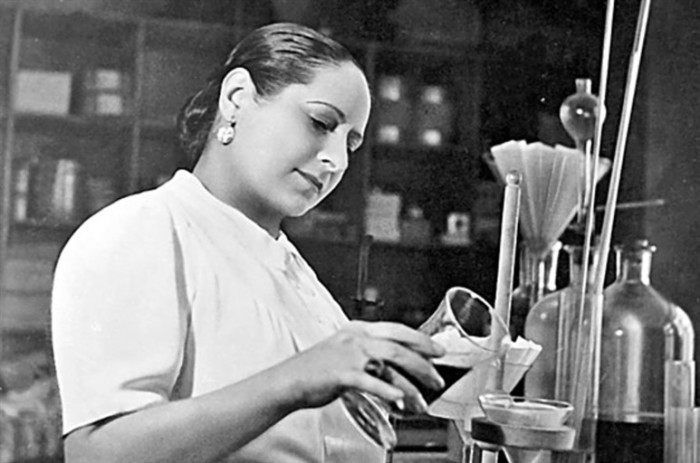 Елена Рубинштейн утверждала, что у нее есть медицинское образование и опыт работы фармацевтом, однако, скорее всего, это неправда. Тем не менее, она сама разрабатывала рецепты своих первых кремов. 