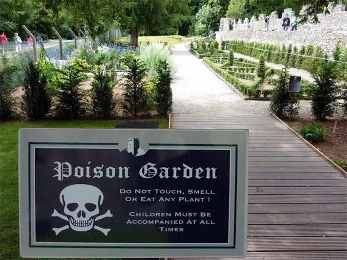 Многочисленные таблички в «Ядовитом саду» предупреждают посетителей об опасности