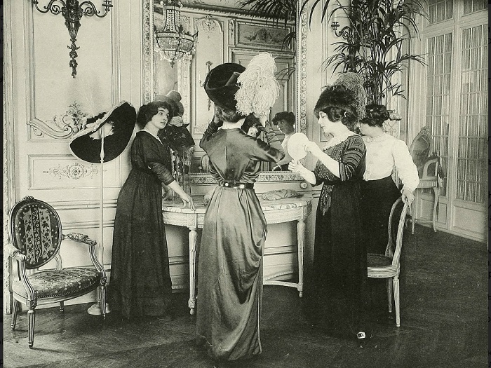  В модном магазине, начало XX века