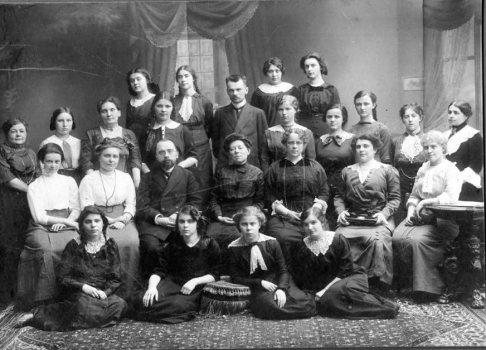Групповой портрет учителей и учениц Преображенской гимназии для девочек, Санкт-Петербург, 1914 год