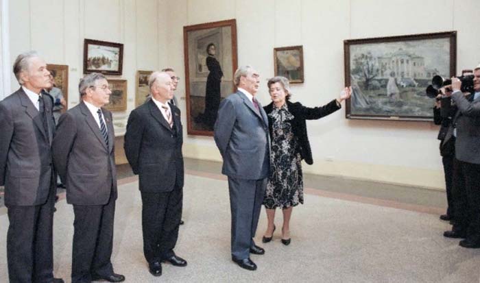 Леонид Ильич Брежнев и Ирина Антонова на выставке 