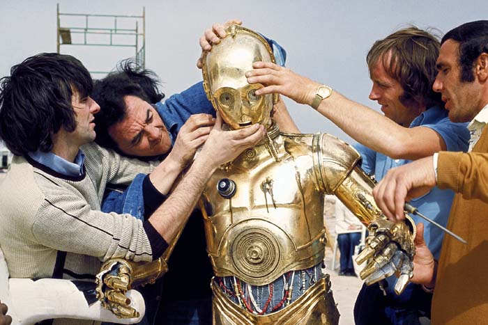 Энтони Дэниелс облачается в костюм C-3PO