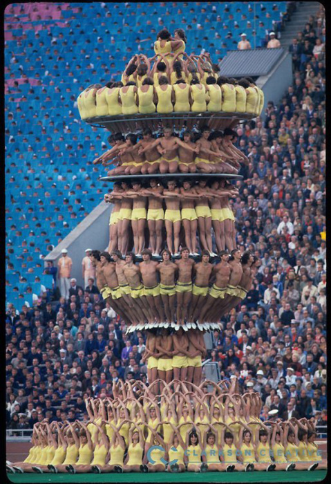 Башня из спортсменов на церемонии открытия Олимпийских игр в Москве, 1980 г.