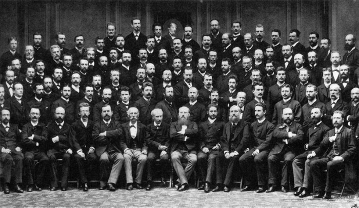 Венский филармонический оркестр в составе 1885 года. Дирижёр Ганс Рихтер