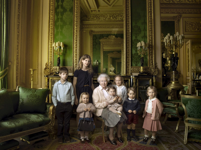 Английская королева с младшими членами своей семьи