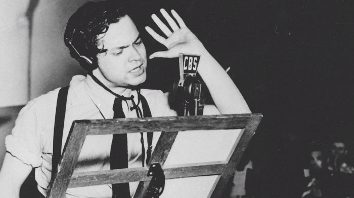 Орсон Уэллс во время эфира радиоспектакля «Война миров»