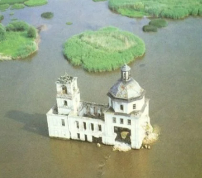 Крохинская церковь в 80-е года, когда она еще служила маяком
