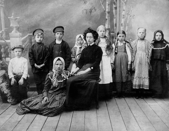 Учительница В. Борункова с учениками Городновской школы Данковского уезда Рязанской губернии, 1913 год