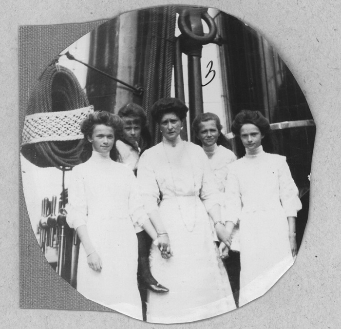 Императрица Александра Федоровна с дочерьми на борту яхты «Штандарт», 1910 год