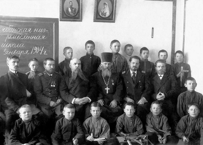 Первый выпуск учеников ремесленной школы, г. Челябинск, 1904 год