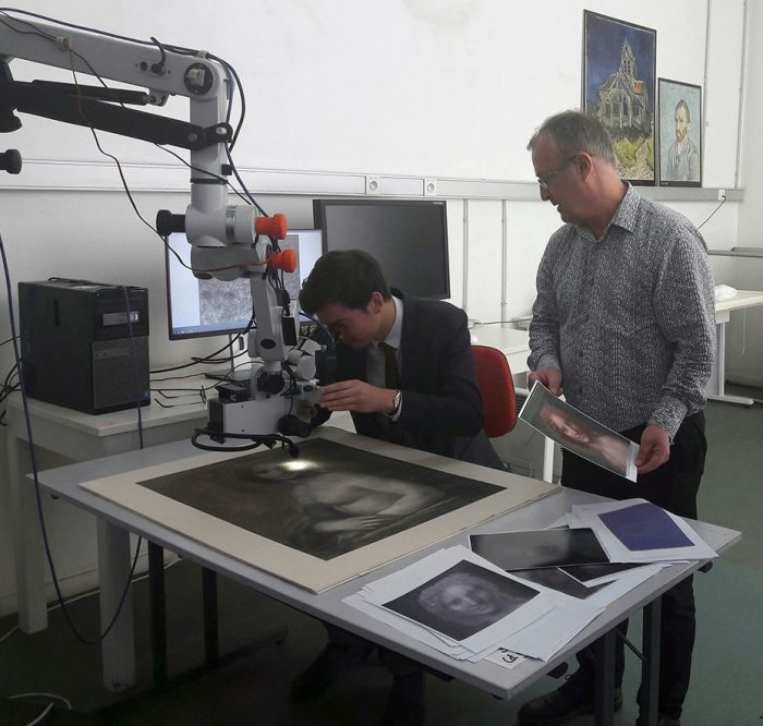 Сотрудники лаборатории Лувра исследуют нашумевший рисунок