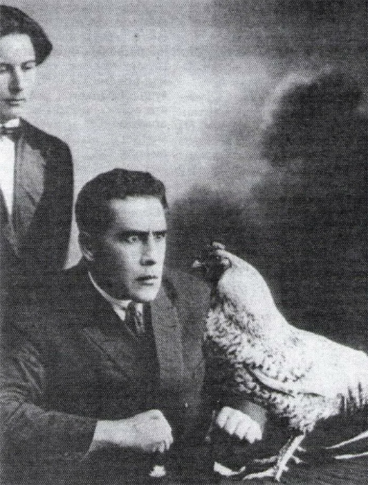 Владимир Гольцшмидт гипнотизирует курицу, не позже 1923