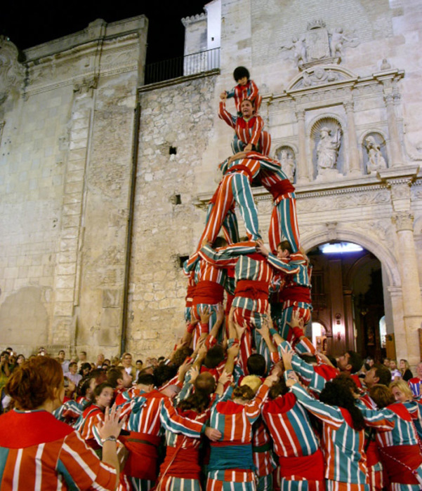 Муишеранга – праздник уличных танцев с показом гимнастических пирамид, проходящий 7-8 сентября в испанском городе Альхемеси, в 30 км от Валенсии.