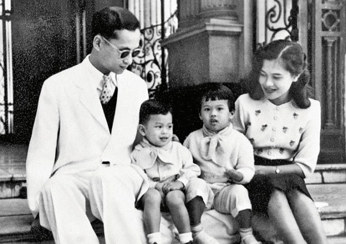 Король Пумипон и королева Сирикит с принцем Вачиралонгкорном и его сестрой, 1955 год.