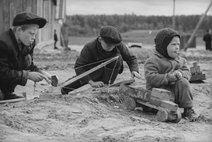 Дети, играющие в «стройку», 1965 год, Всеволод Тарасевич