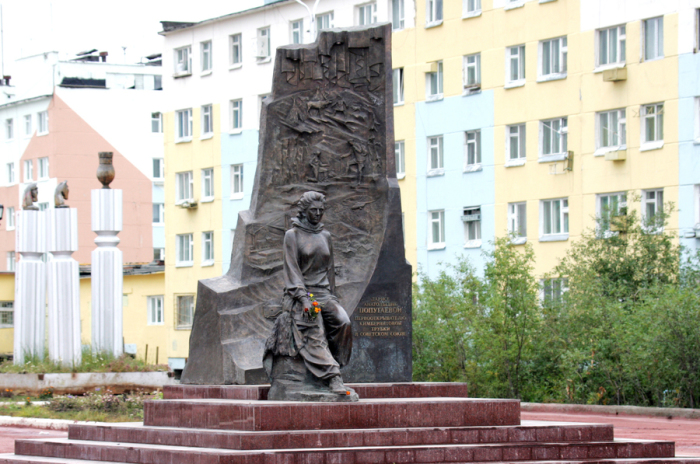 Памятник Ларисе Попугаевой в городе Удачный