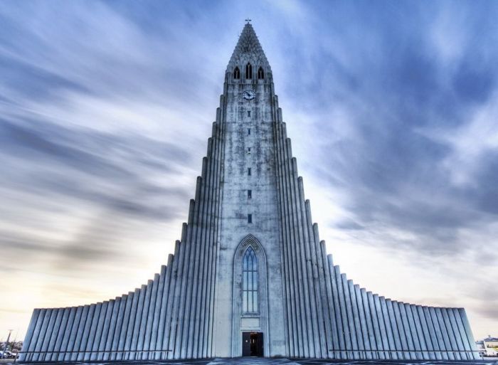 Церковь Hallgr&#237;mskirkja, Исландия, построена в 1975 году (освящена в 1986)