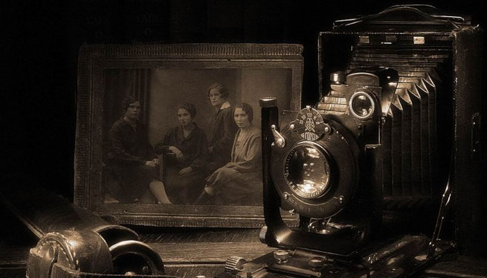 Рассматривая старинные фотографии, можно многое узнать о жизни людей 100 лет назад