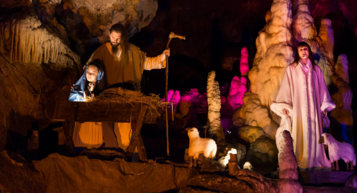 Постановка библейских сцен в пещере Постойна в Словении