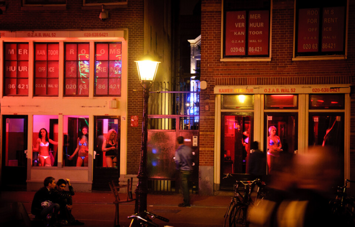 Улица «Красных фонарей» в Амстердаме. На витринах – товар во всей красе.