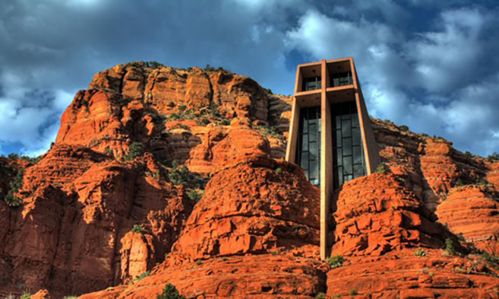 Часовня Chapel of the Holy Cross, США, Аризона, построена в 1956 году