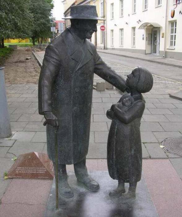 Памятник доктору Шабаду в Вильнюсе, работы скульптора Р. Квинтаса