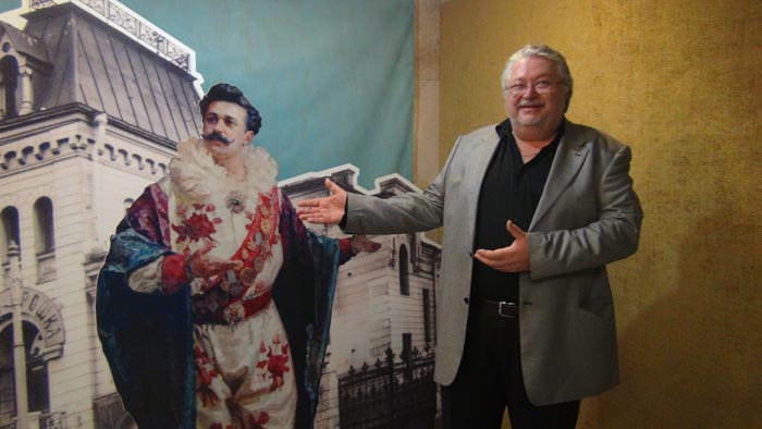Юрий Юрьевич Дуров рядом с афишей своего знаменитого прадеда