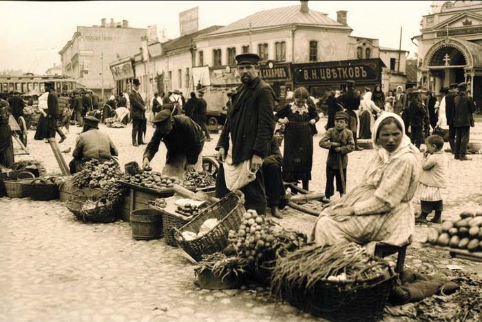 Торговля на рынках всегда была одним из главных занятий приехавших из деревни в большой город (рынок на Арбатской площади, 1909 год)