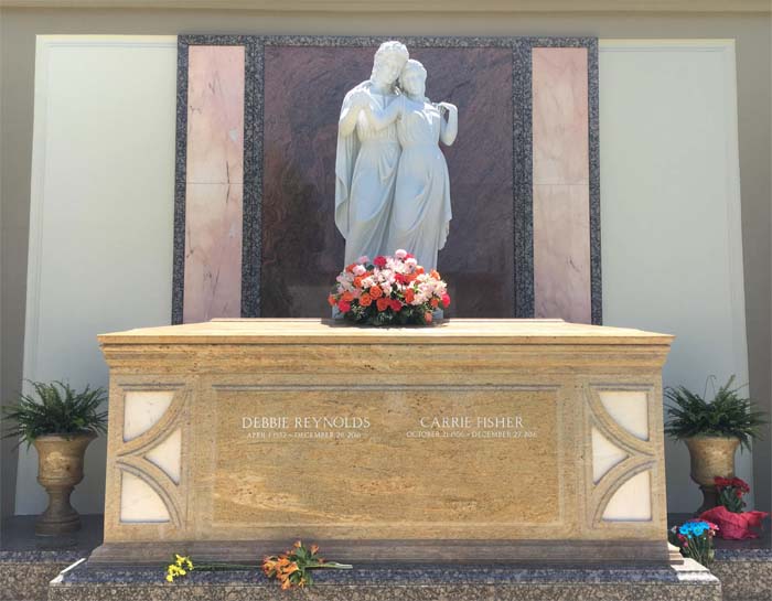 Памятник на могилах актрис Кэрри Фишер и Дебби Рейнольдс