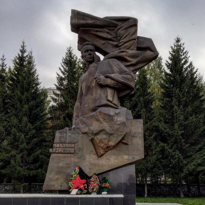 Памятник Николаю Кузнецову в Екатеринбурге